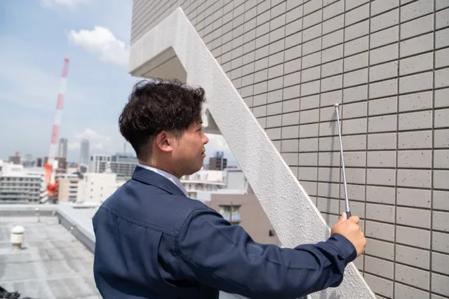 現地調査へ向かう担当者